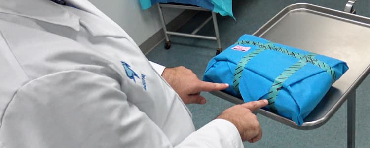 opening-sterile-surgical-packs